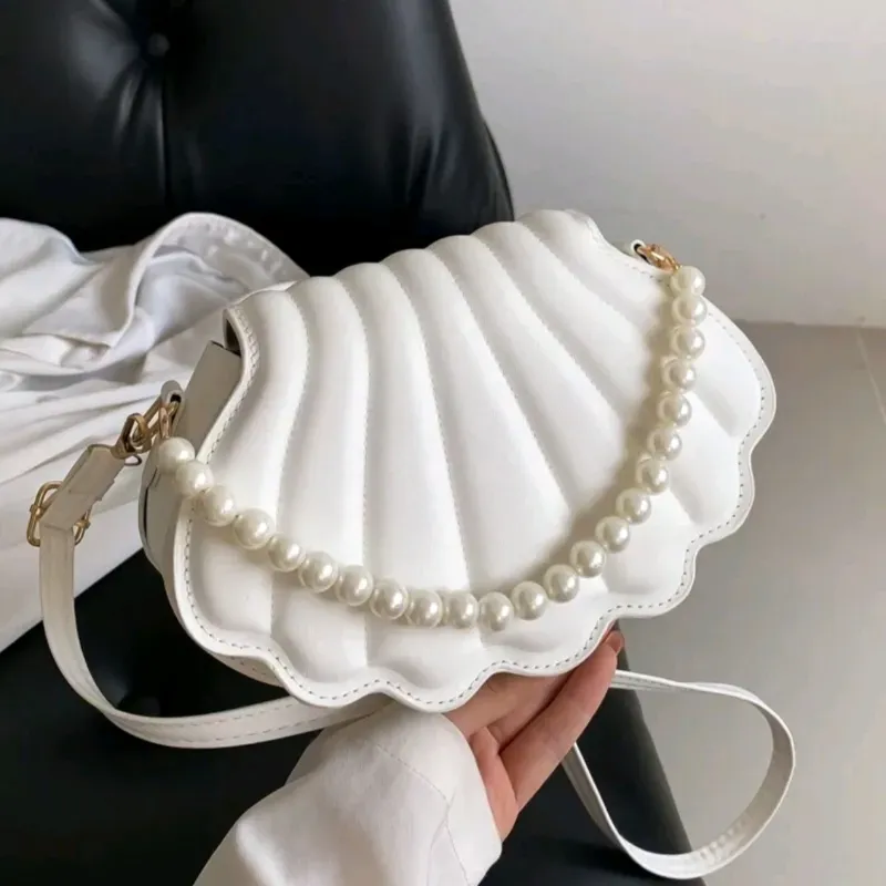 Cartera blanca en forma de concha