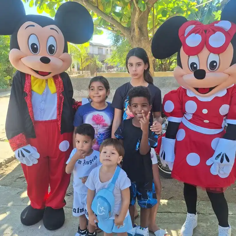 Entrega con minnie y Mickey Mouse