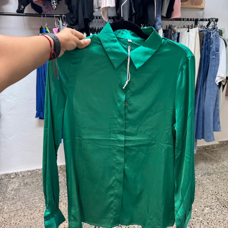 Camiseta de satén verde