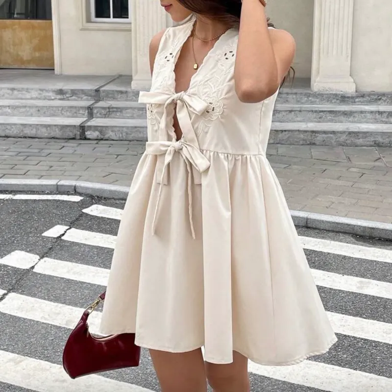 Vestido beige de lazos delante