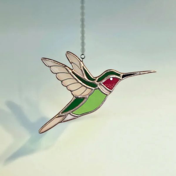 Colibrí verde de alas abiertas
