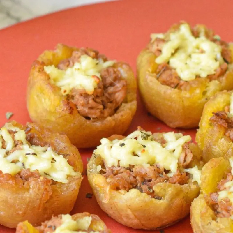 Tostones rellenos de jamón y queso