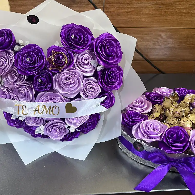 Combo de ramo de rosas y corazón con bombones