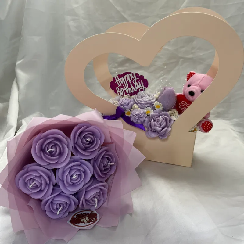 Bouquet 7 rosas + Cesta corazón con peluche 