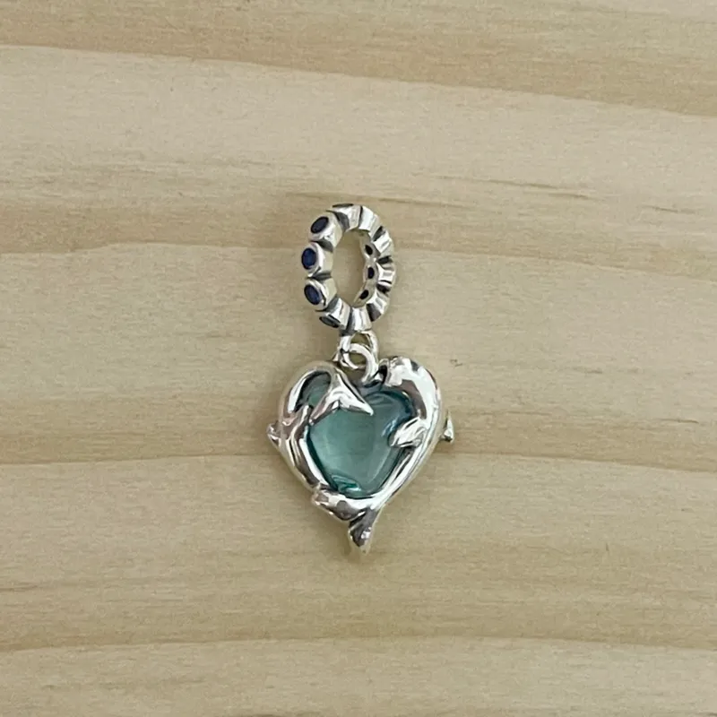 Charm de corazón delfines