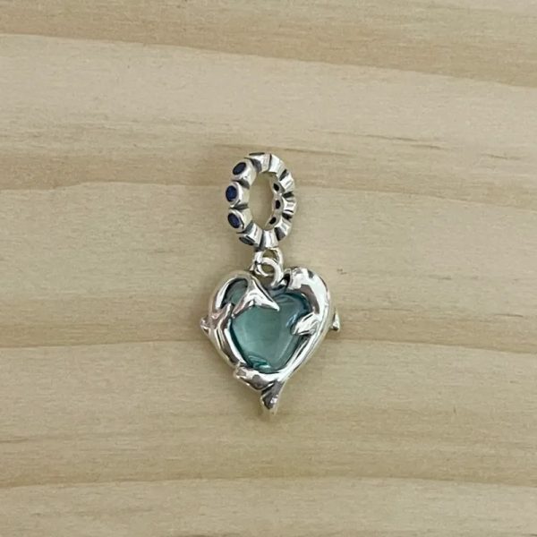 Charm de corazón delfines