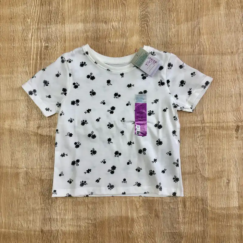 Pulóver blanco con flores negras