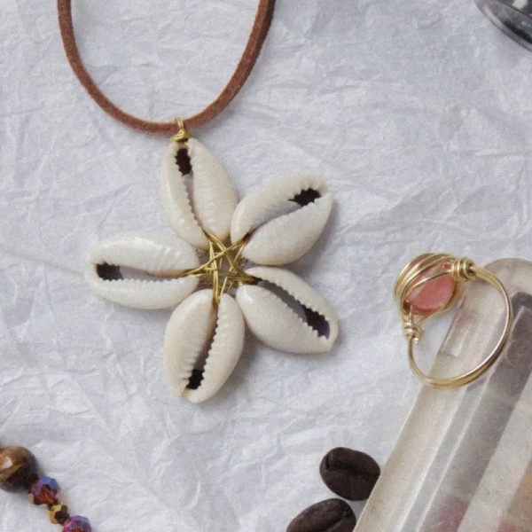 Collar de flor con cauris
