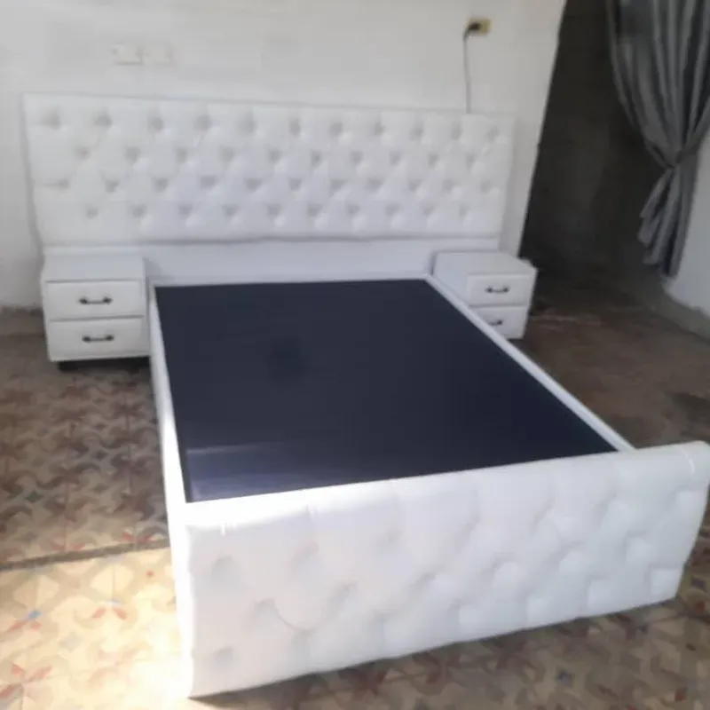 CAMA CON PIELERA Y MESITAS