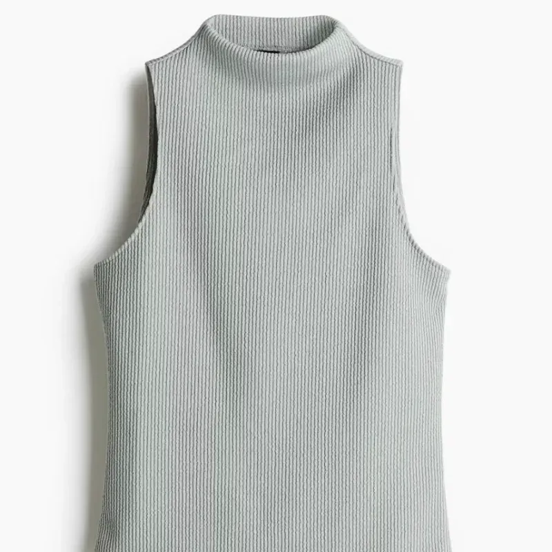 Top sin mangas con cuello alto/ H&M