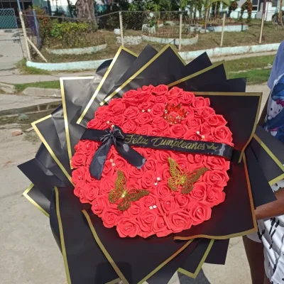 Ramo de 100 rosas eternas