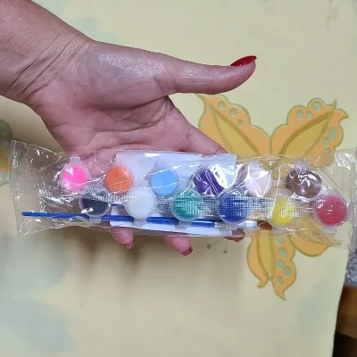 Pintura acrilica pequena y 2 pinceles