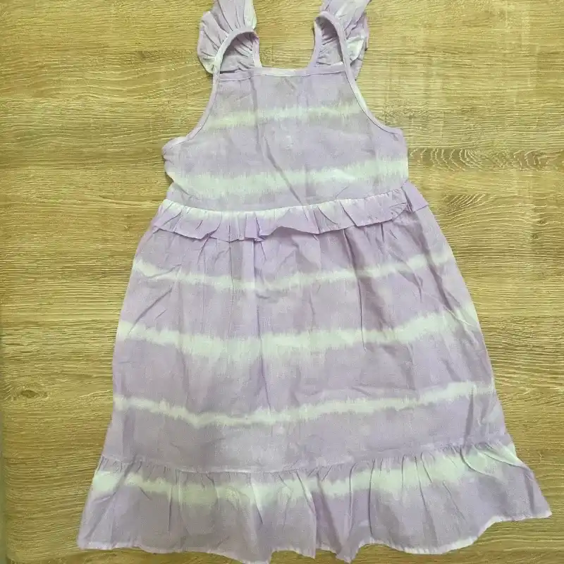 Vestido con vuelos color violeta