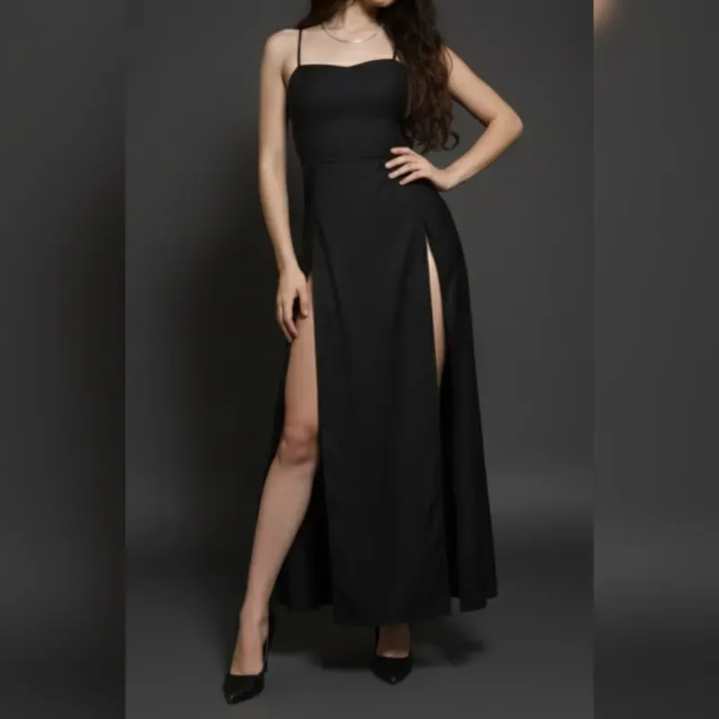 Vestido negro con aberturas en las piernas y corset
