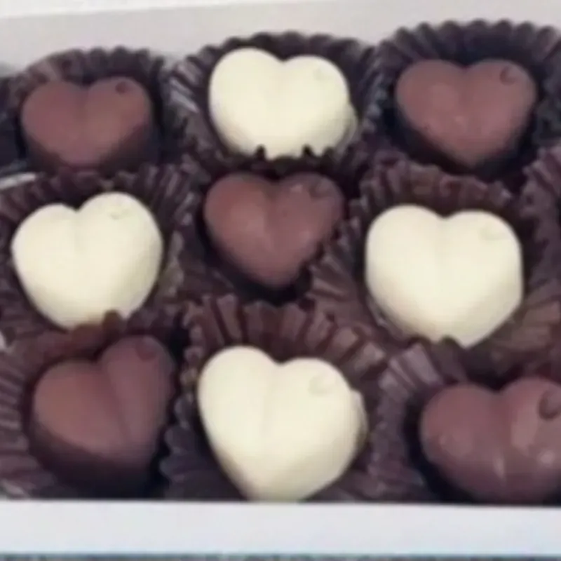 Caja de bombones blancos y negros