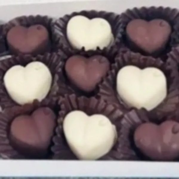 Caja de bombones blancos y negros