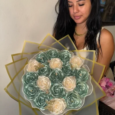 Ramo Buchón artificial verde azul y blanco con tiara