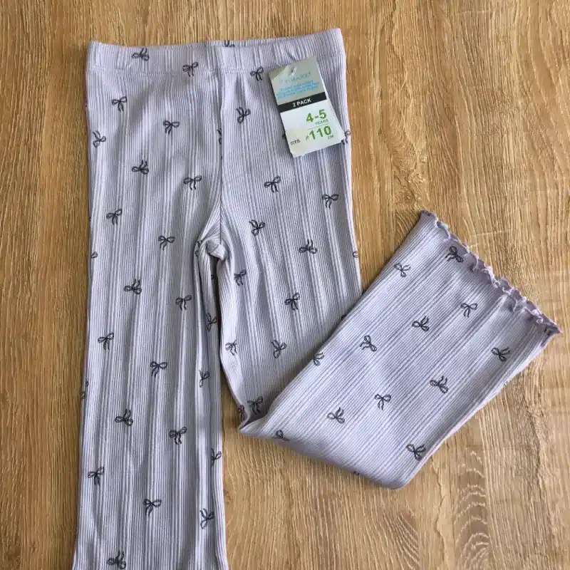 Leggins de canalé con lacitos color violeta