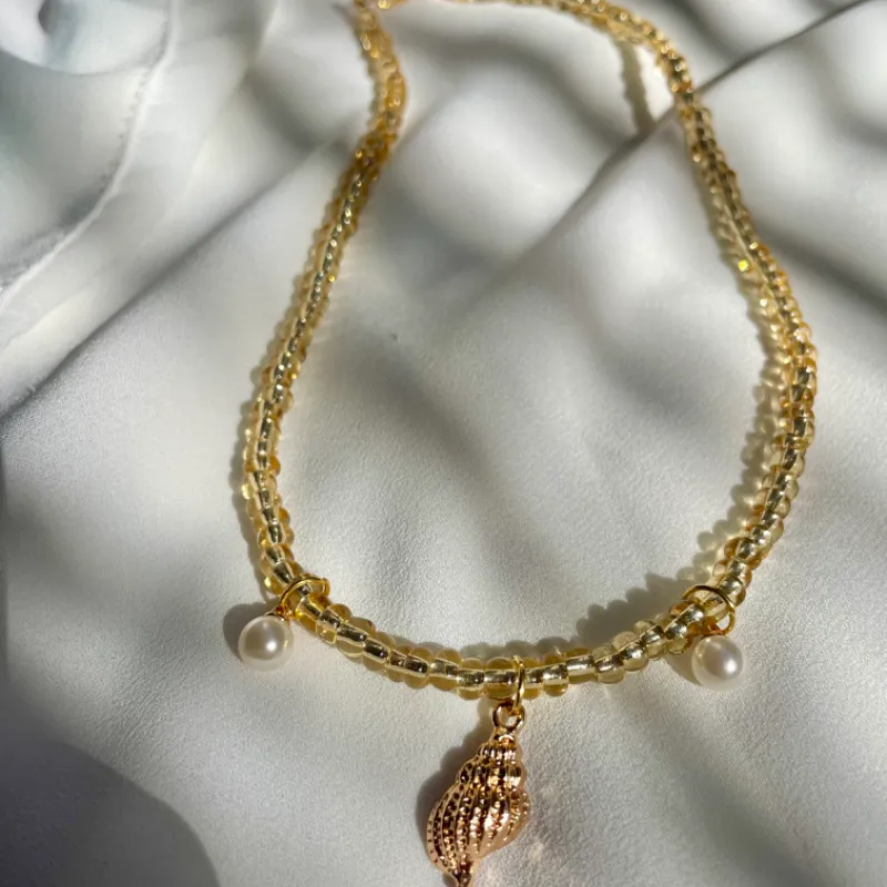 Collar de cuentas doradas con dijes