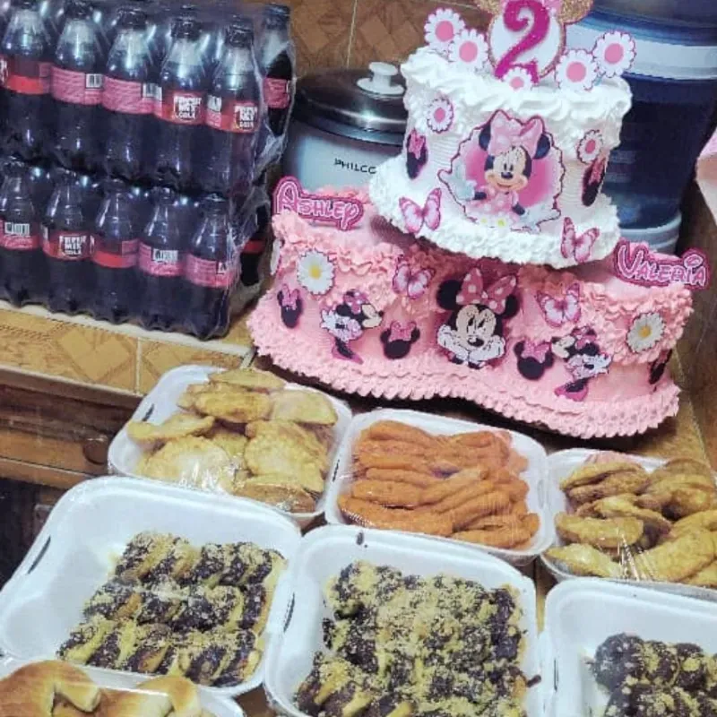 Combo para 50 personas con cajas de refresco y ensalada incluida