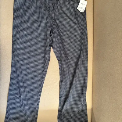 Pantalón de cuadritos gris