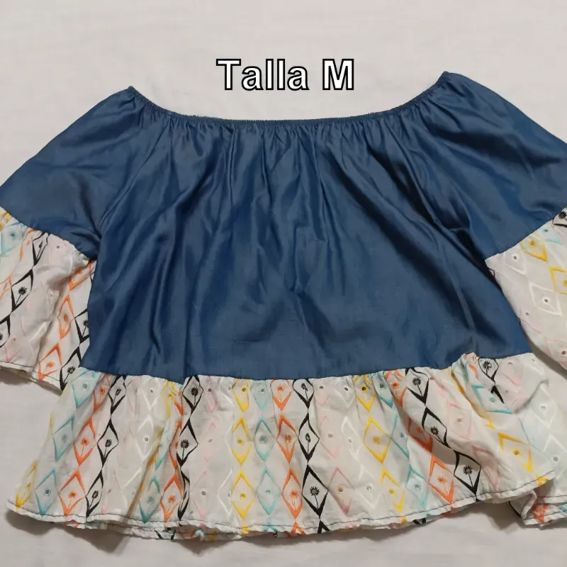 Blusa de mangas azul con vuelo.