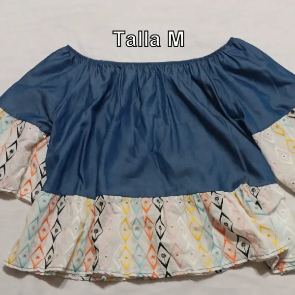 Blusa de mangas azul con vuelo.