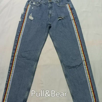 Pantalon mezclilla con rayas de colores.