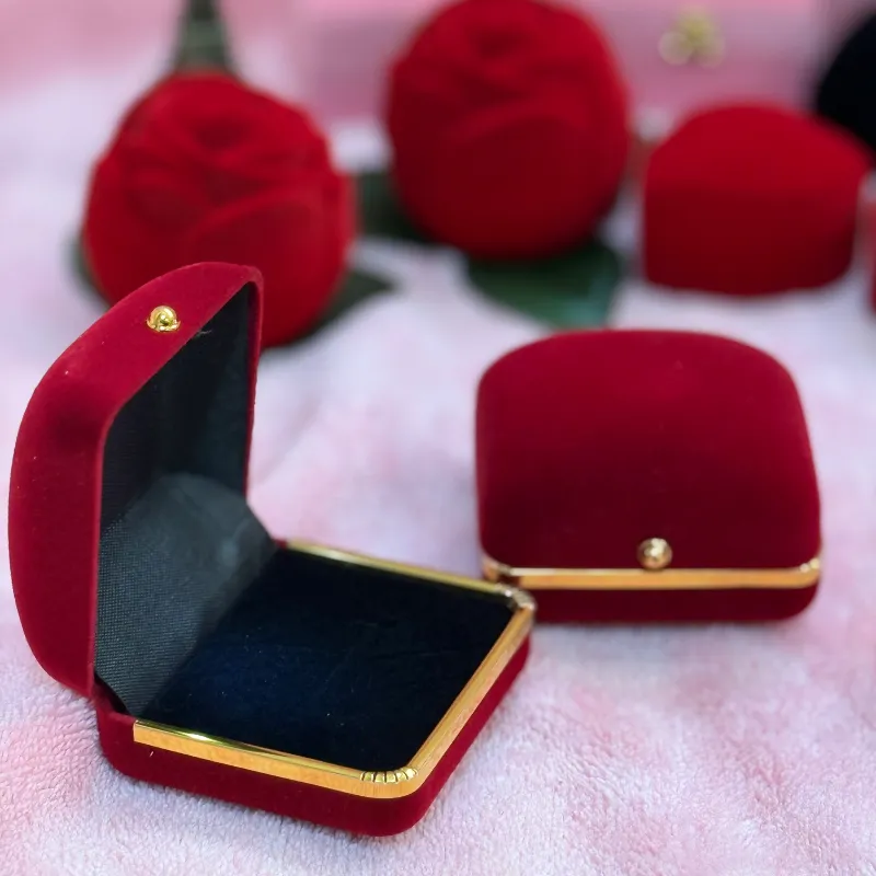 Cajita roja y dorada