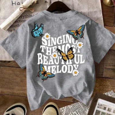 Camiseta gris con diseño de letras y mariposas en la espalda