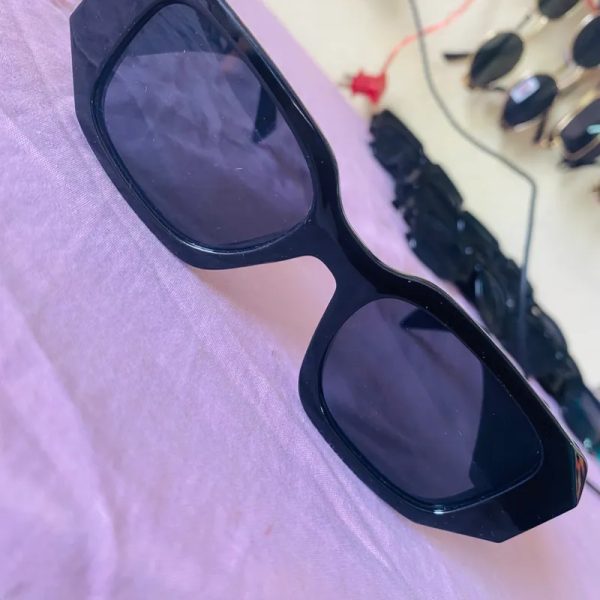 Gafas de sol con lentes oscuros