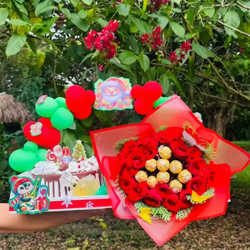 Super Bandeja  ( Panetela rellena con leche condensada y vestida con relleno de chocolate , super ramo de flores con bombones Ferrero Rocher, perfume a escoger según la disposición )