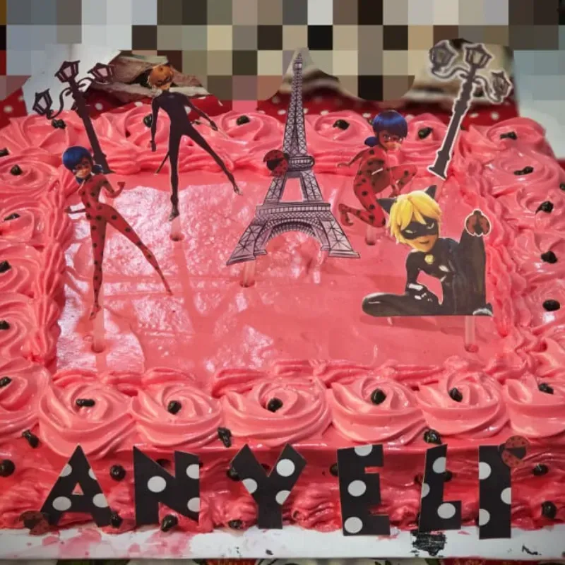 Torta personalizada rectangular de una panetela con temàtica de u preferencia.