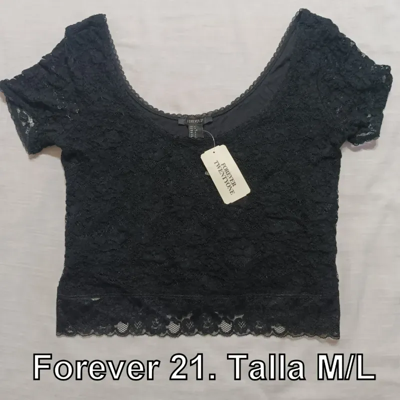 Pullover corto negro de encaje.