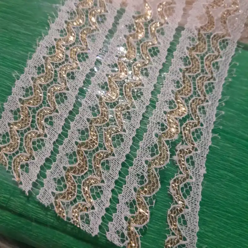 Punta de rasgar fina adornada en dorado