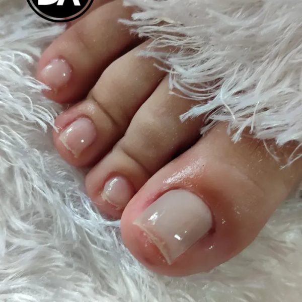 Poner uñas artificiales en los dedos gordos