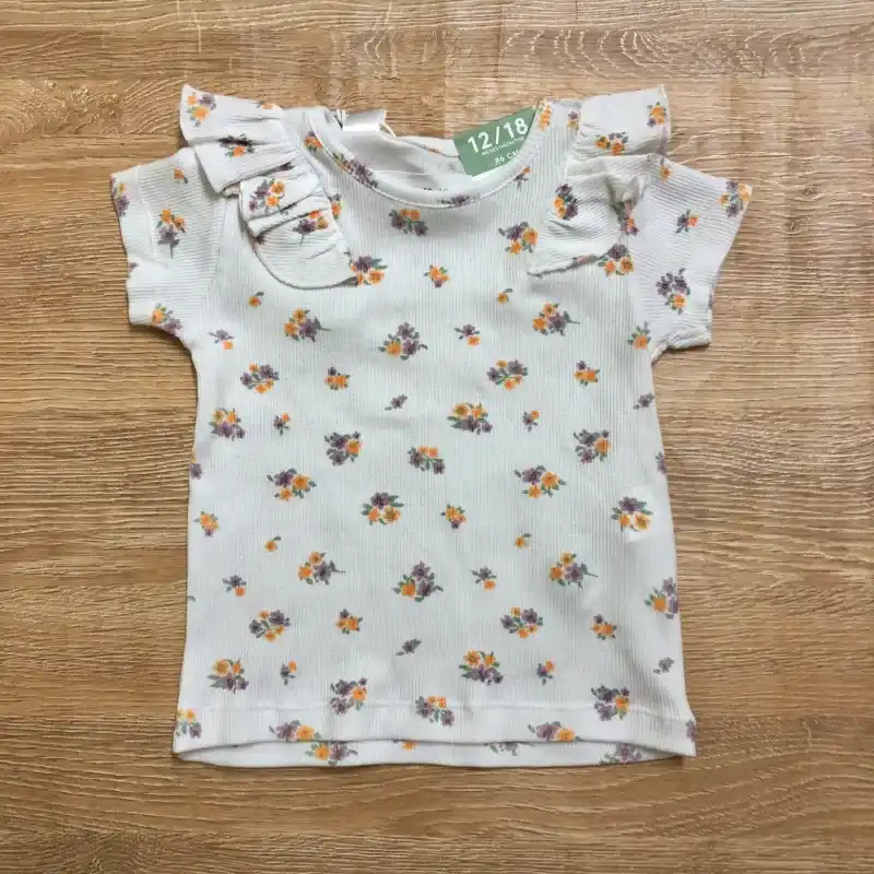 Blusa con flores y vuelos color blanco