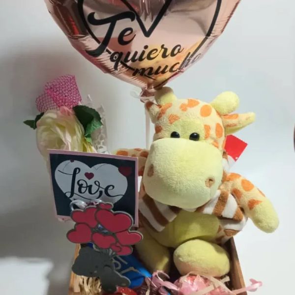 Caja de madera con chuches y peluche 2