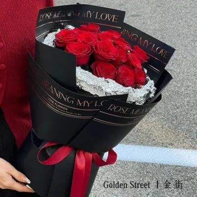 Papel de flores con estampado dorado