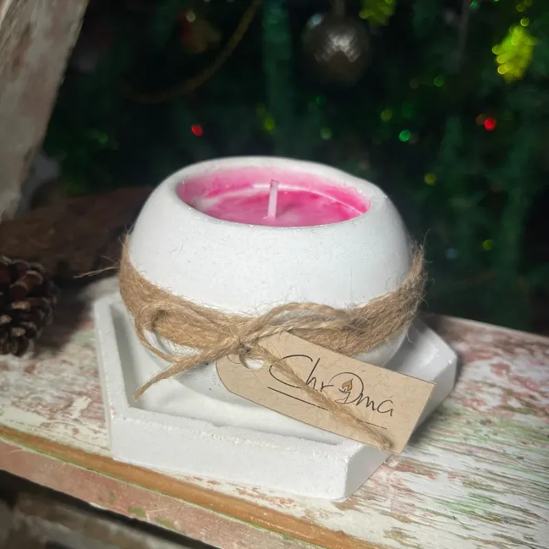 Vela de soja en recipiente redondo.