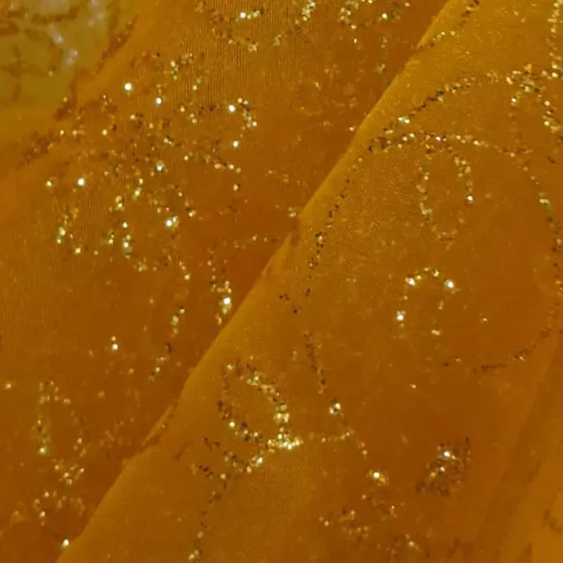 Organza amarilla adornada en dorado