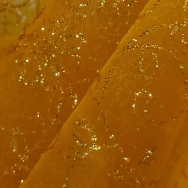 Organza amarilla adornada en dorado