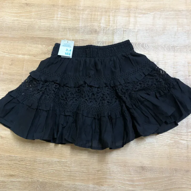 Saya de color negro con encaje