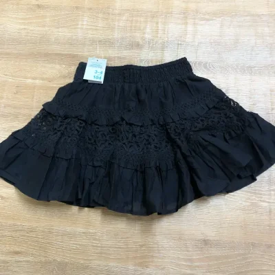 Saya de color negro con encaje