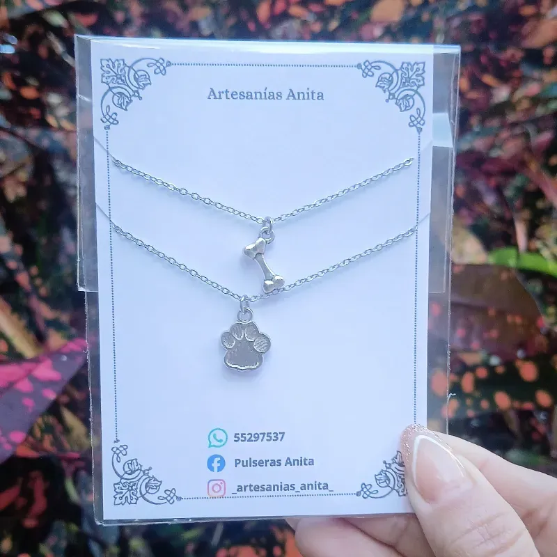 Conjunto de cadenas con dijes de 
