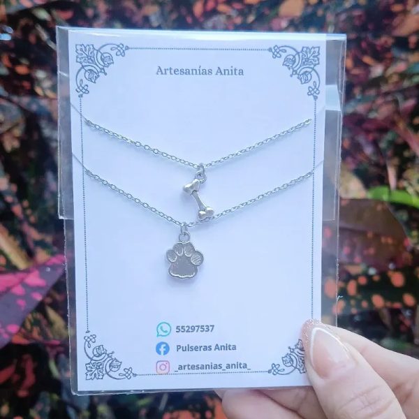 Conjunto de cadenas con dijes de 