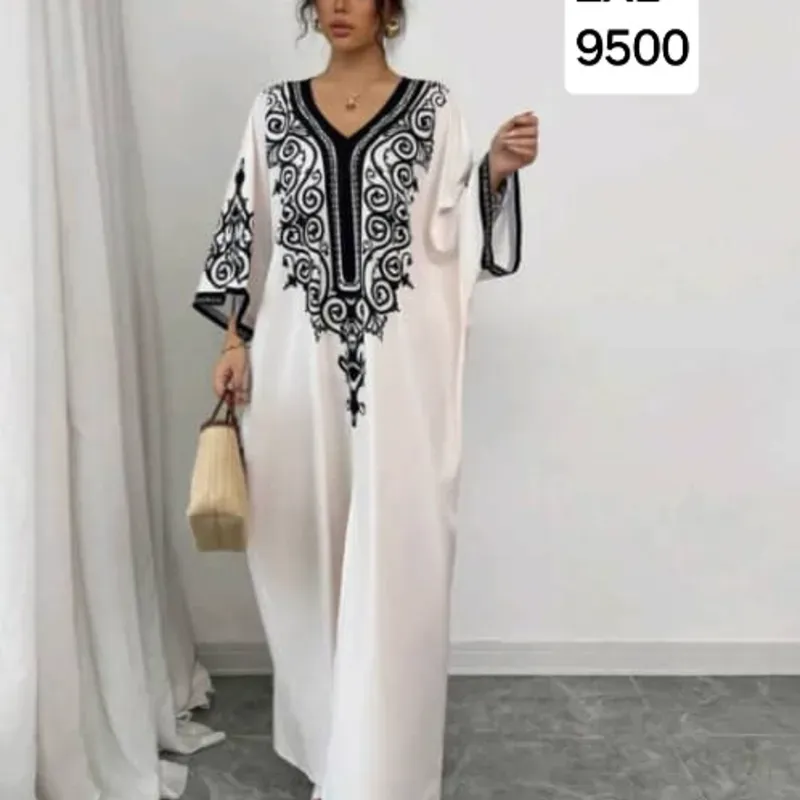 Vestido blanco con estampado negro