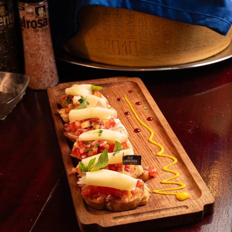 Brusquetas de tomate y queso