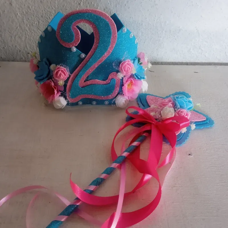 Coronas y barita mágica