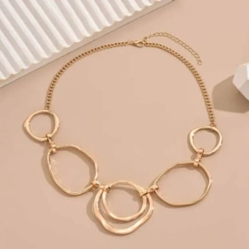 Collar de aros dorados